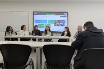 Noelia Diaz participando en el panel